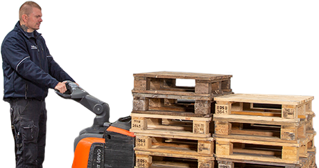 Lagermedarbejder med palleløfter